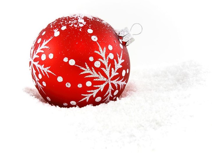 9140-a-red-christmas-ornament-in-the-snow-pv